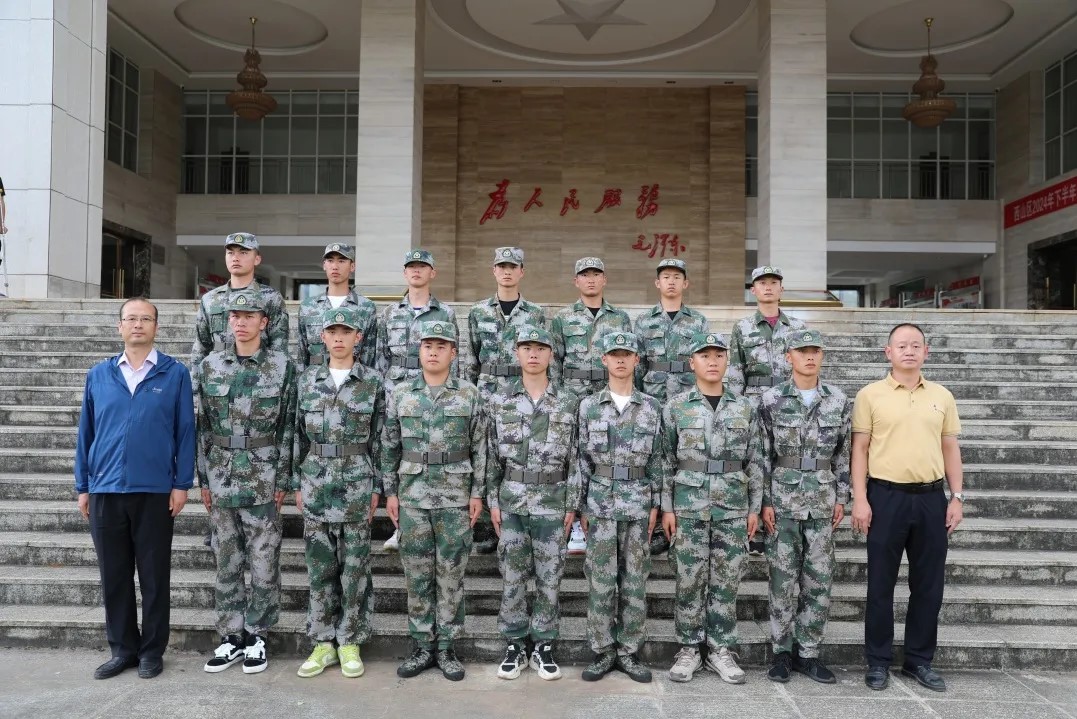 Ky开元集团领导赴预定新兵役前训练基地慰问学生