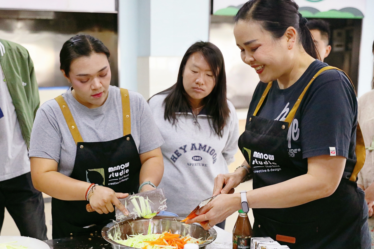 Ky开元集团举行泰国菜制作团学活动