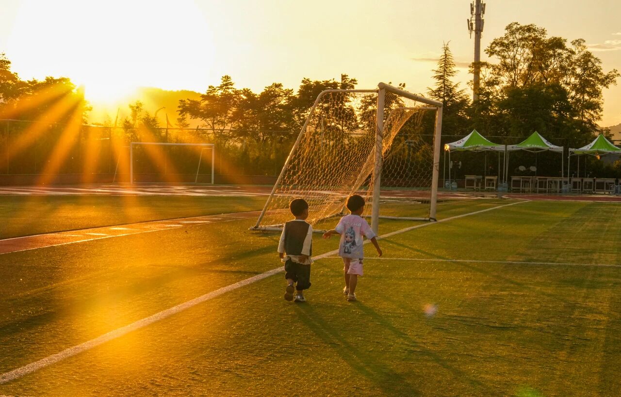 惊艳！在云商的黄昏光影中展开青春画卷
